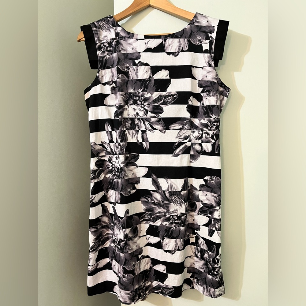 Black and white floral sleeveless striped midi dress by Dinh Bà 🇨🇦